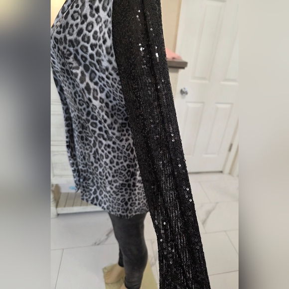 Leopard Print Gray Blazer with Sequined Black Sleeves - Picture 4 of 11
